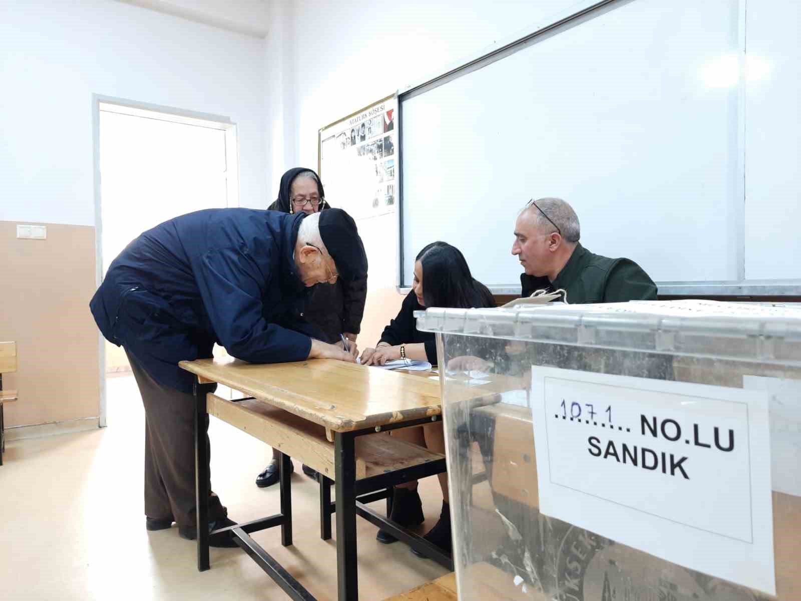 Kars’ta vatandaşlar oy kullanmaya başladı