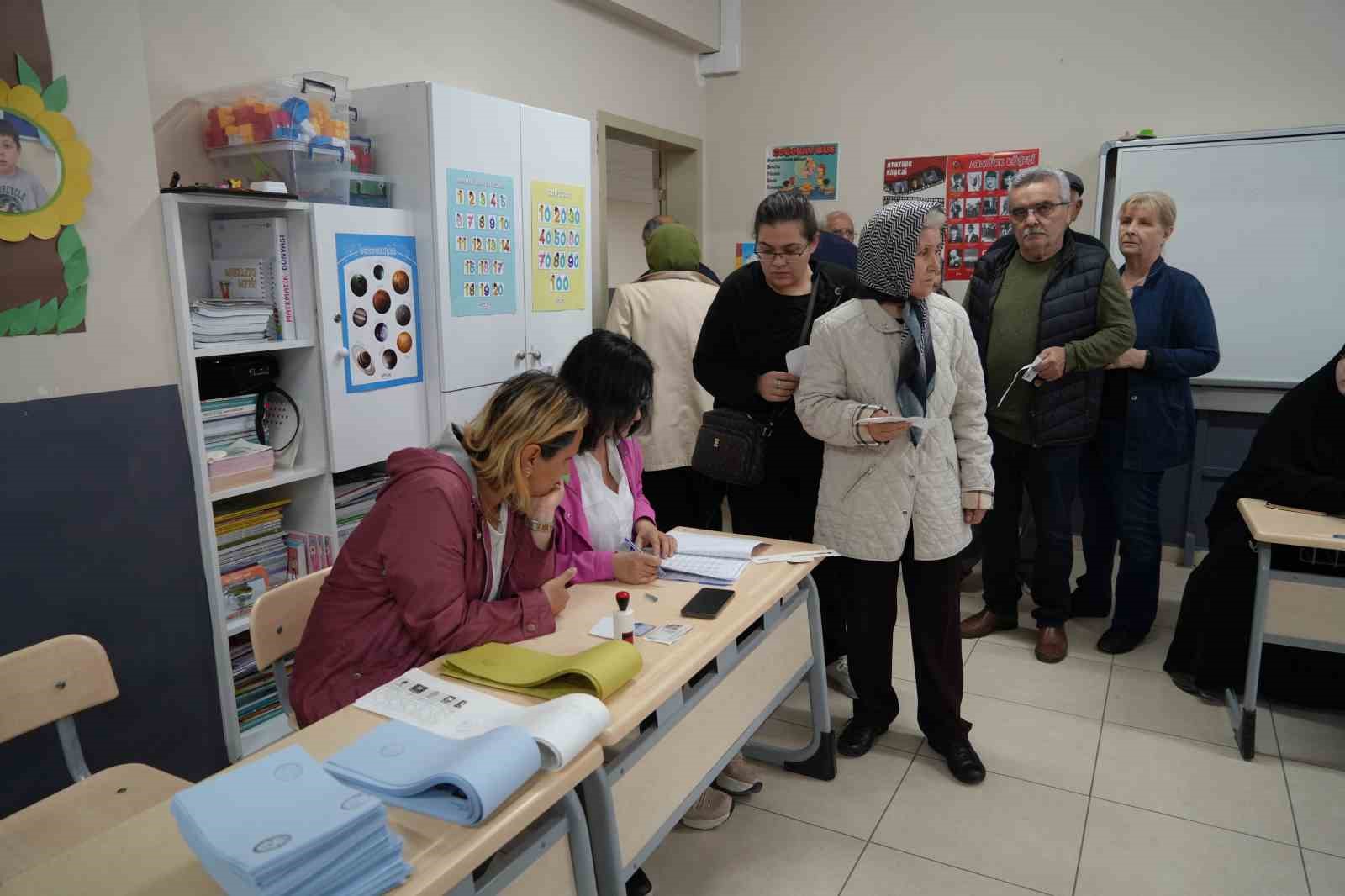Balıkesir&rsquo;de ilk oylar sandığa atıldı
