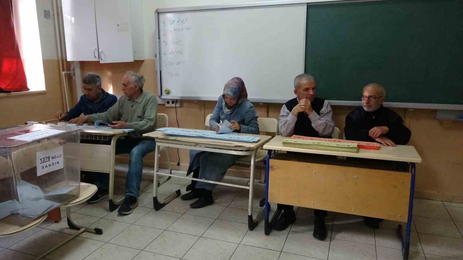 Isparta’da seçmenler oy kullanmaya başladı