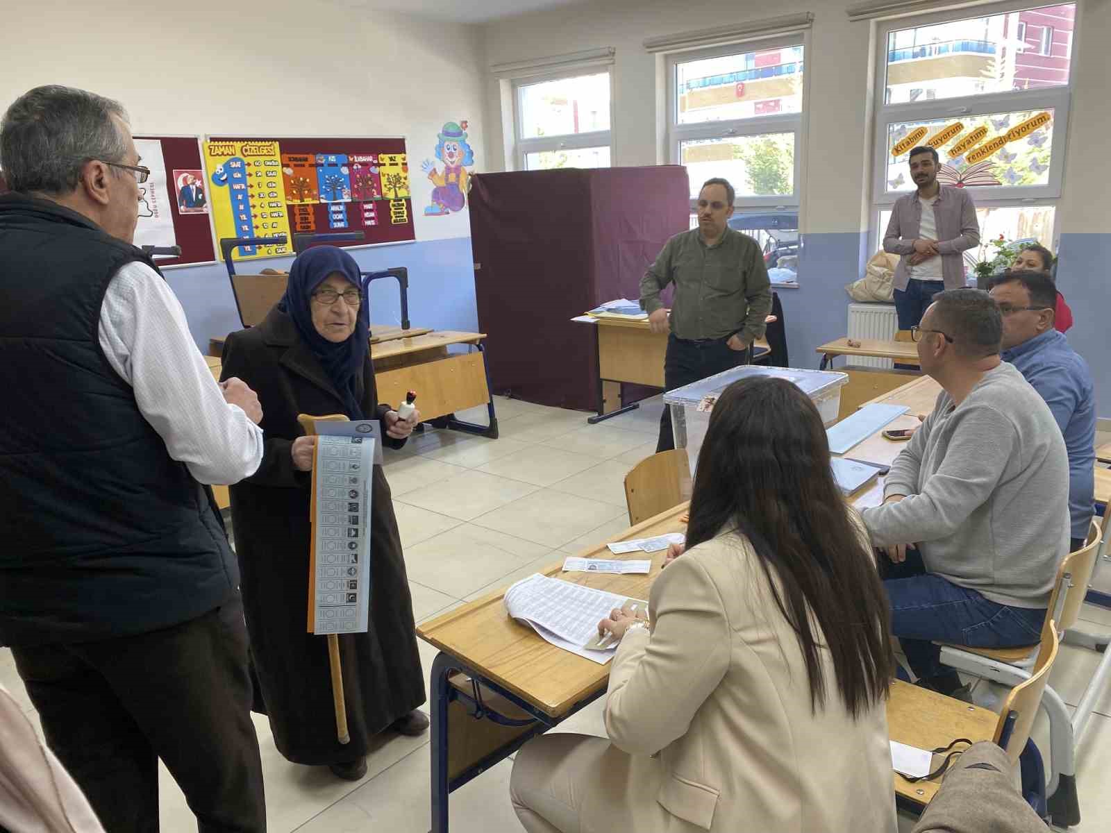 Kastamonu’da seçim hareketliliği: Vatandaşlar okullara akın ediyor