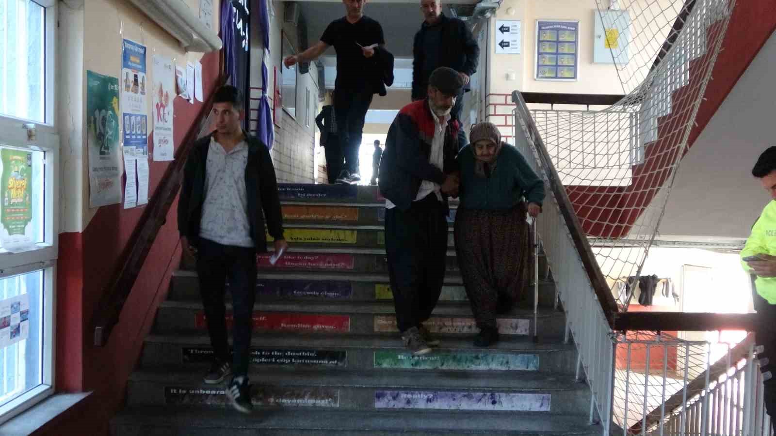 Kozan’da tarihi okullarda seçim heyecanı yaşanıyor