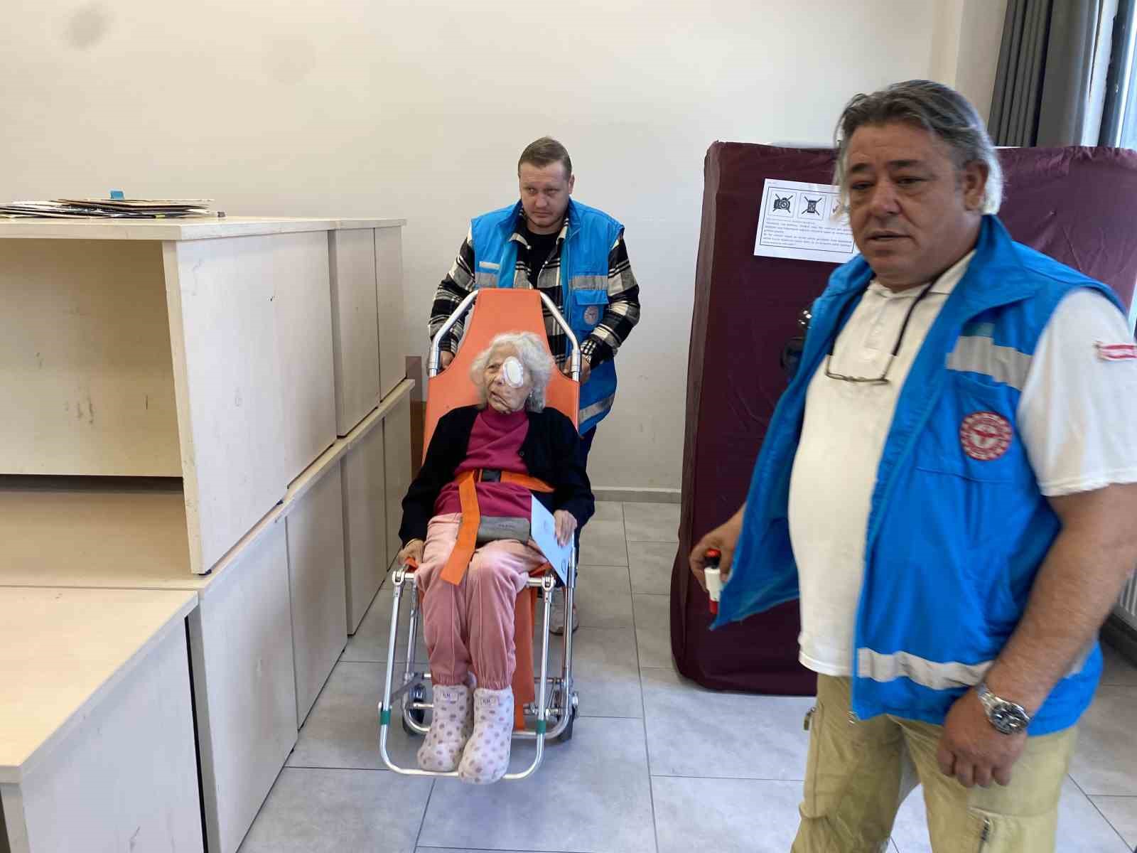 &Ccedil;anakkale&rsquo;de beyin kanaması ge&ccedil;iren hasta taşıma sedyeyle gelerek oy kullandı
