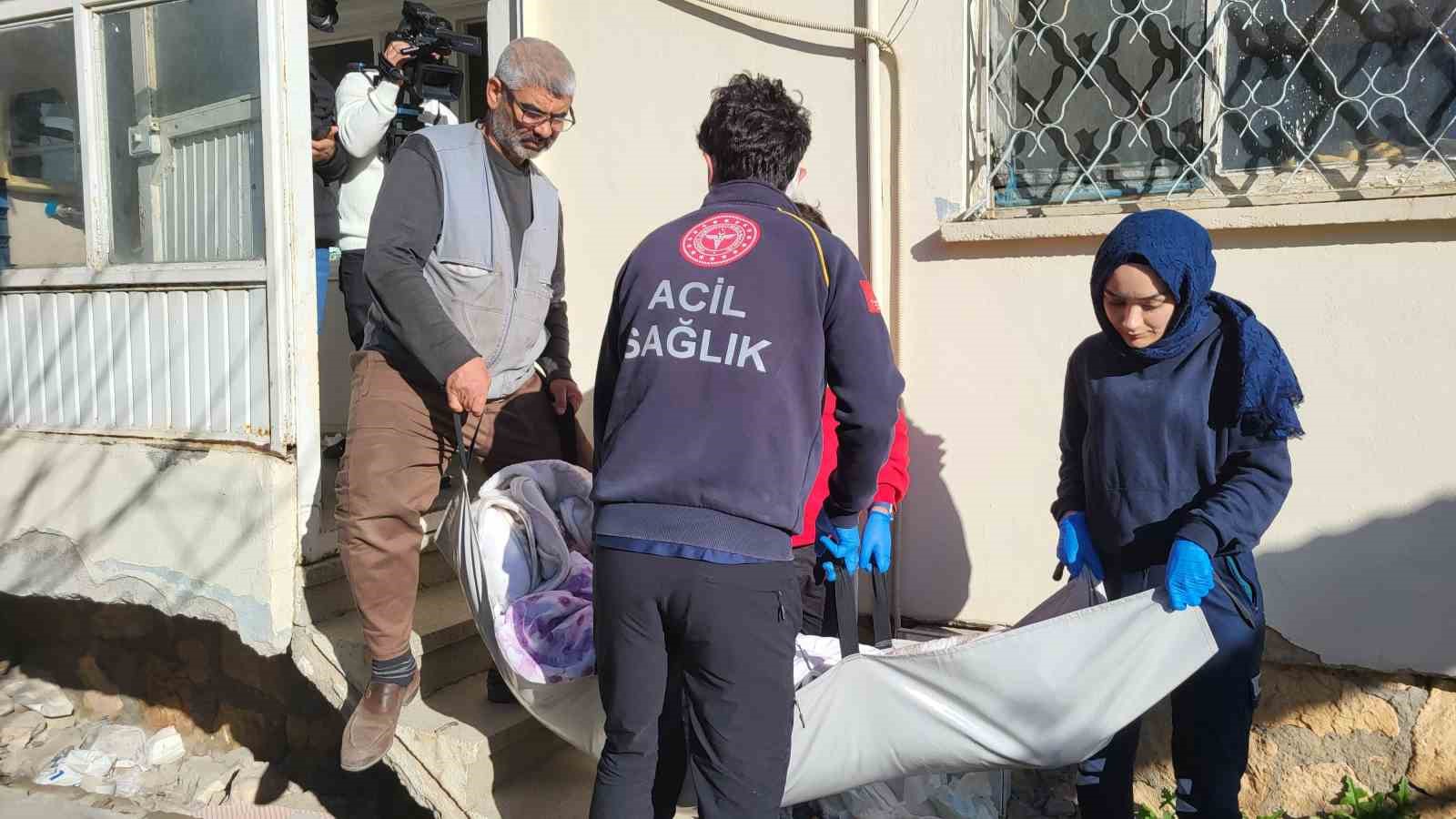 Hasta ve yaşlılar ambulanslarla sandığa gitti
