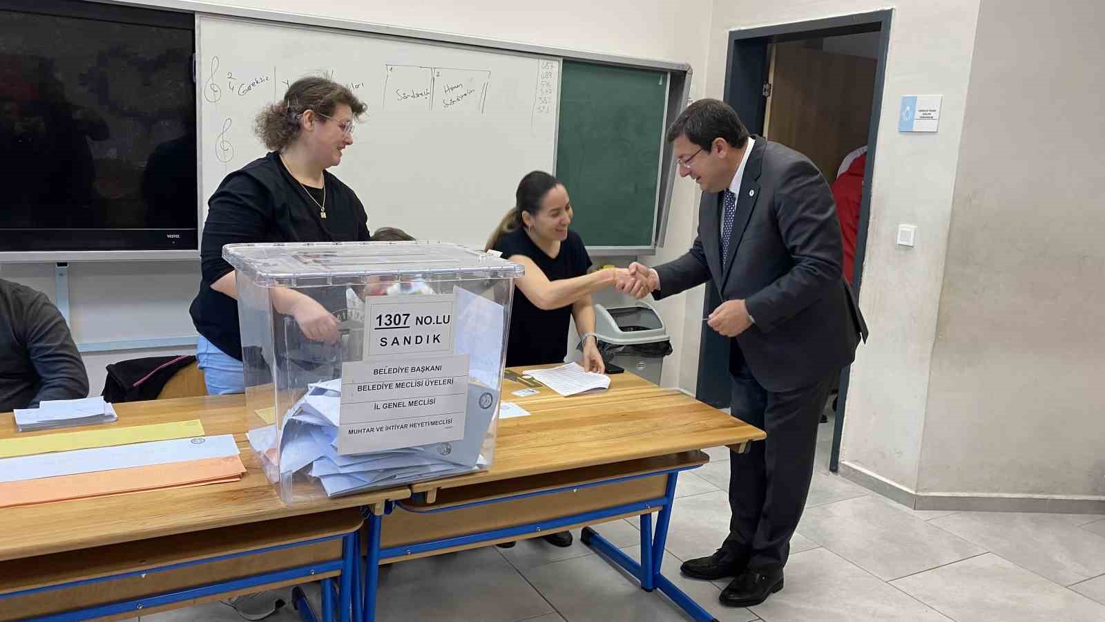 CHP &Ccedil;anakkale Belediye Başkan Adayı Muharrem Erkek oyunu kullandı
