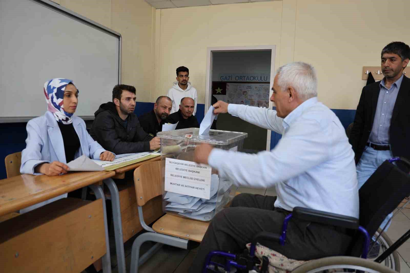 Ailesini depremde kaybeden engelli depremzede oyunu kullandı
