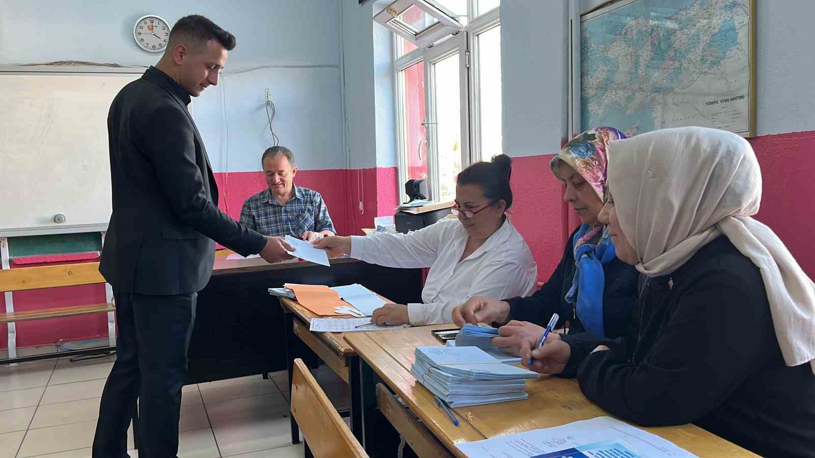 Niğde Valisi Cahit &Ccedil;elik ve eşi oyunu kullandı
