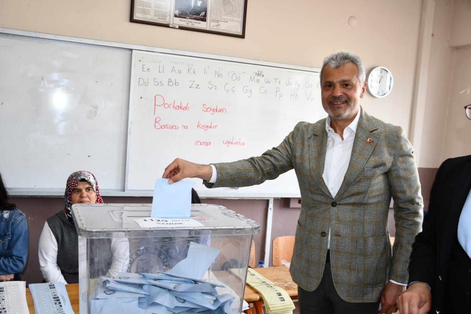 Cumhur İttifakı Hatay Büyükşehir Belediye Başkan adayı Öntürk, oyunu kullandı