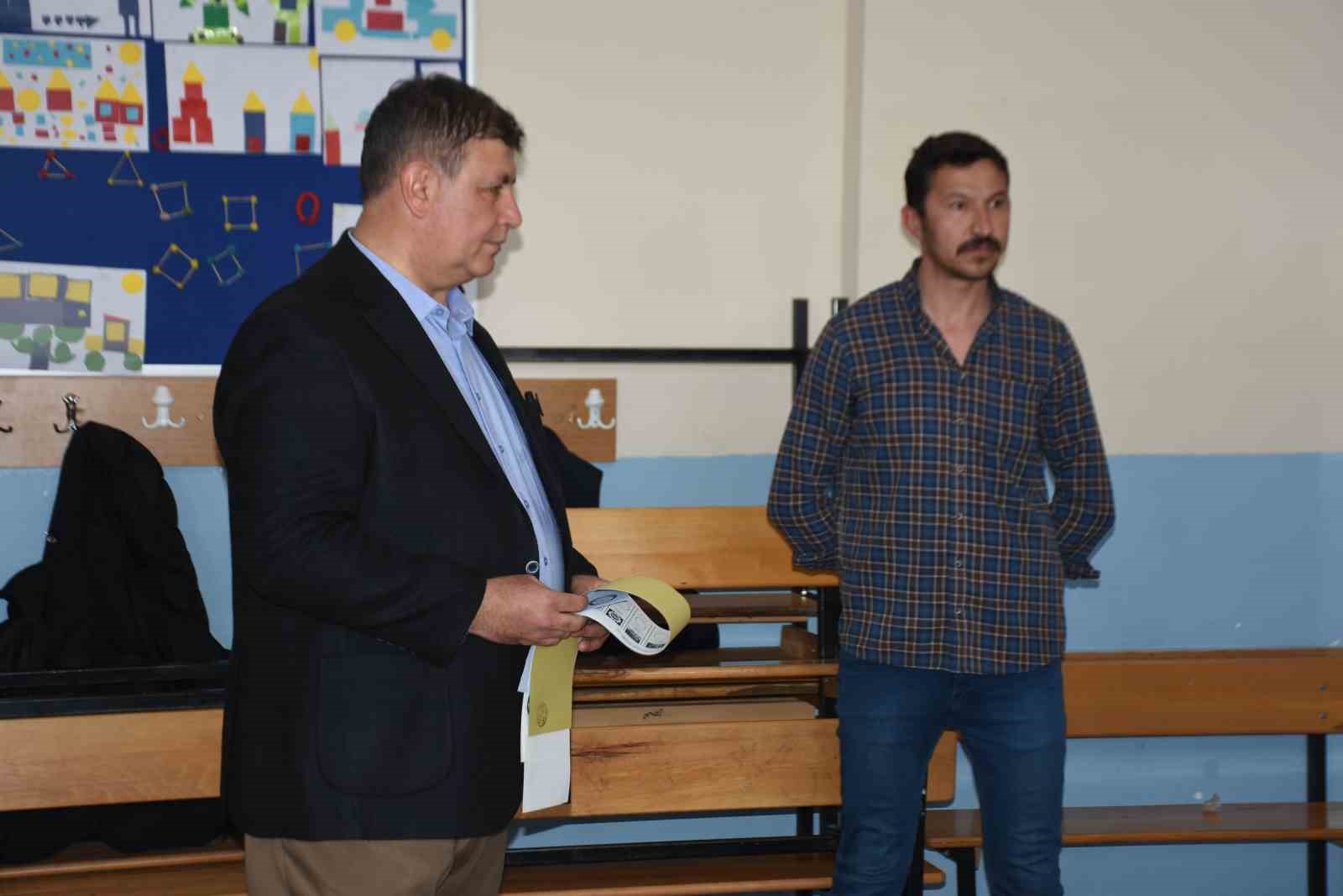 CHP&rsquo;nin İzmir adayı Cemil Tugay, eşiyle birlikte oyunu kullandı
