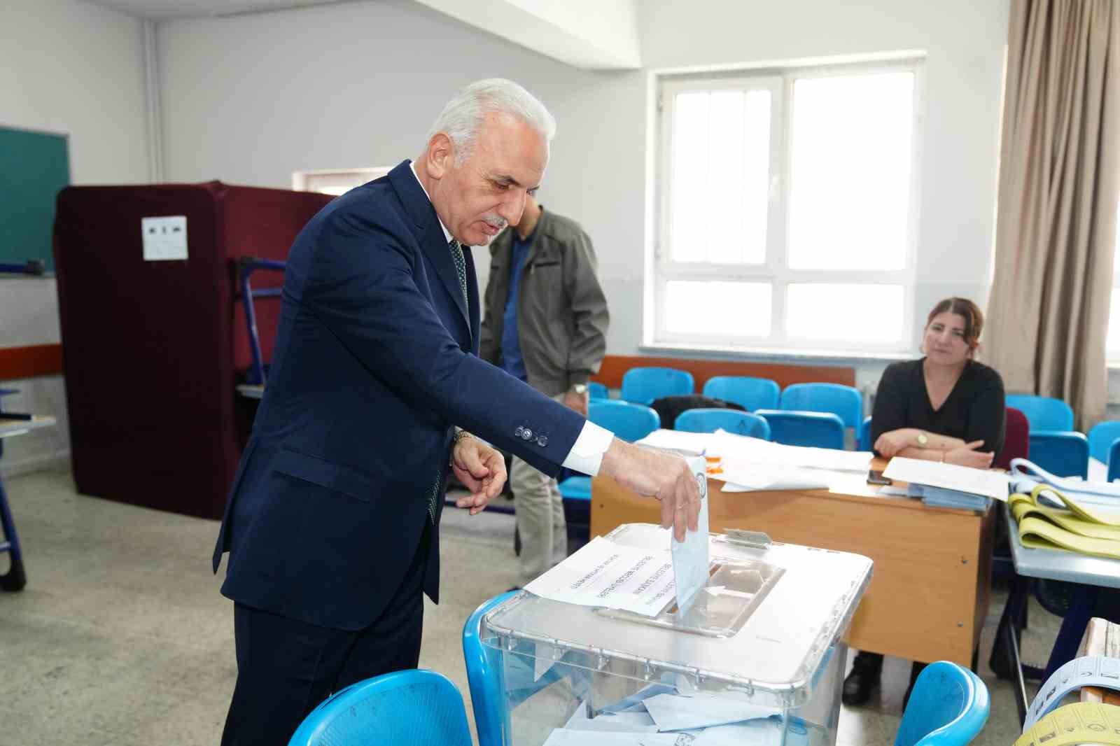 Ümraniye Belediye Başkanı İsmet Yıldırım, oyunu kullandı