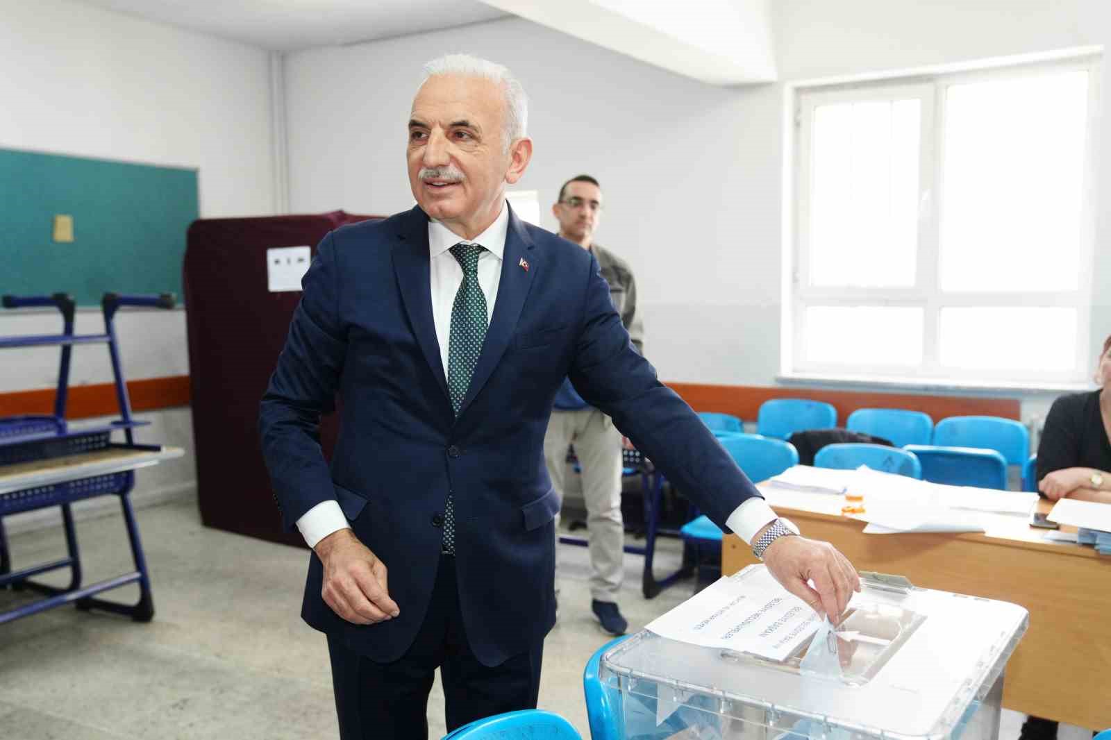 Ümraniye Belediye Başkanı İsmet Yıldırım, oyunu kullandı