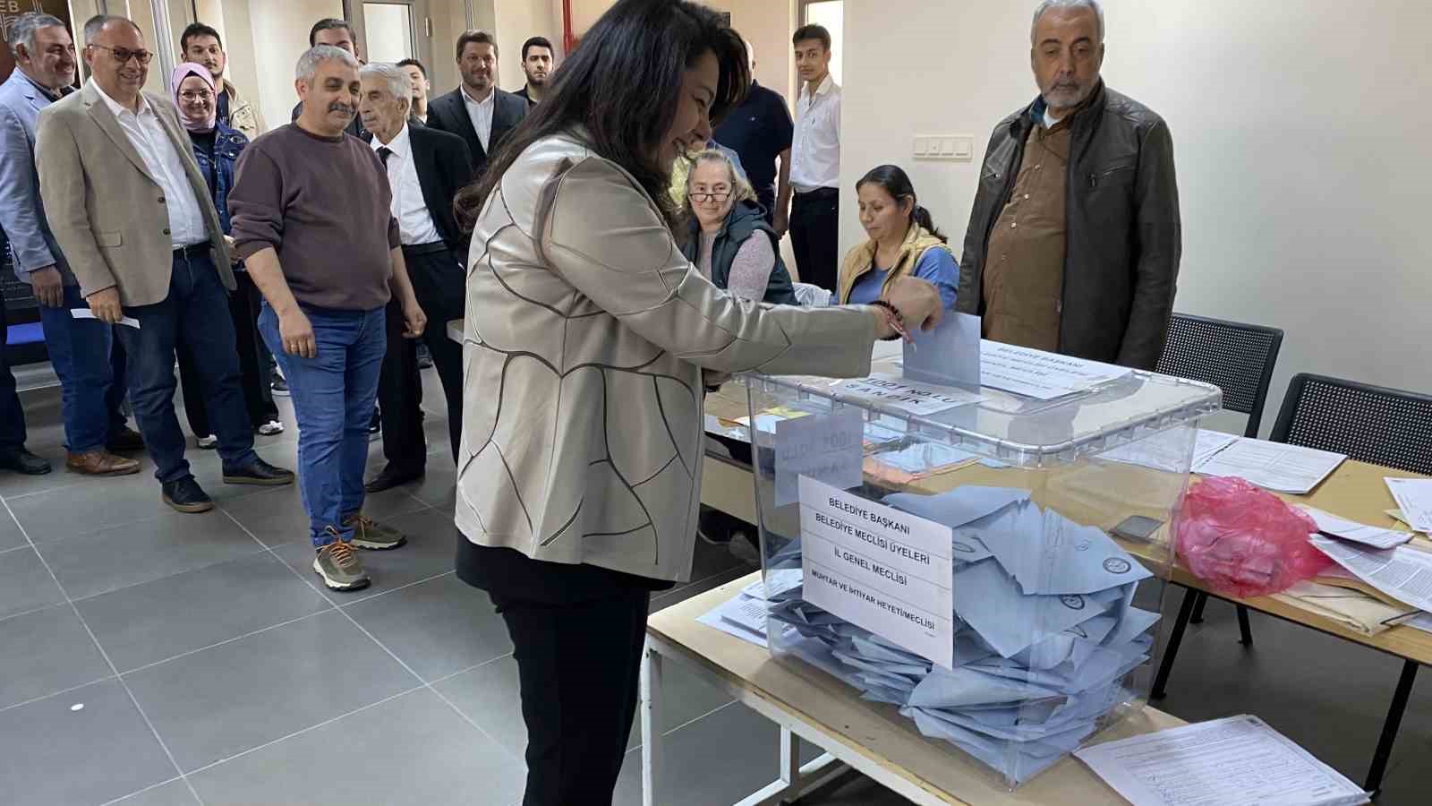 Cumhur İttifakı &Ccedil;anakkale Belediye Başkan Adayı J&uuml;lide İskenderoğlu, oyunu kullandı
