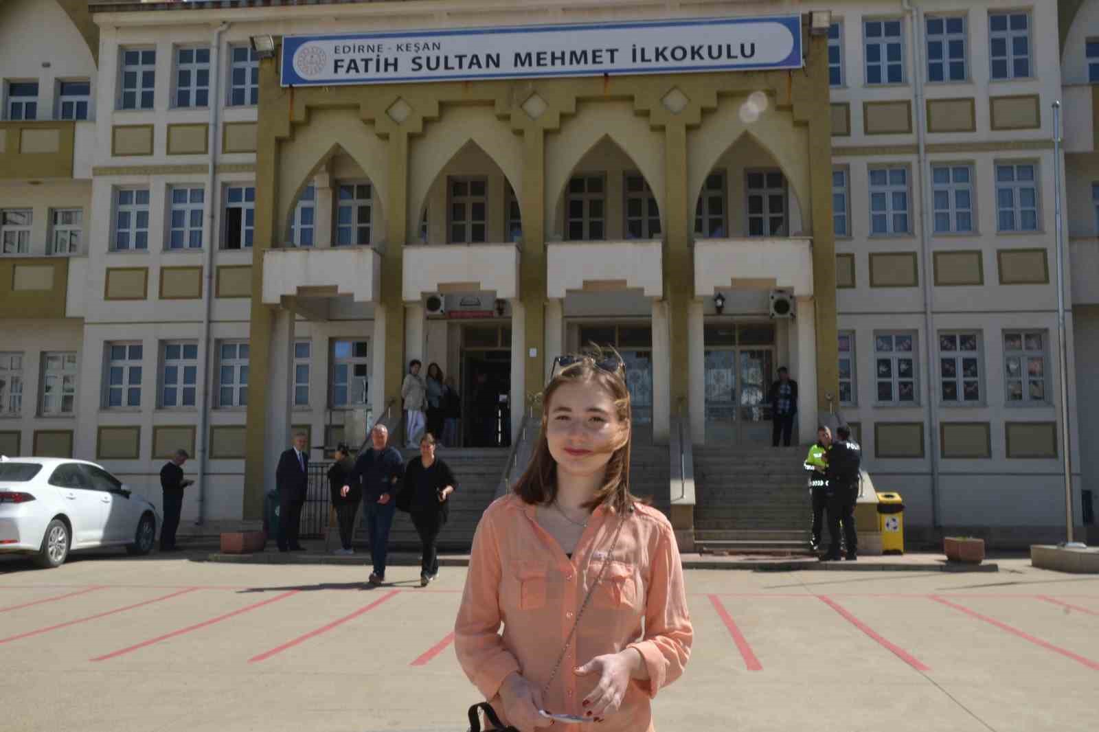 Se&ccedil;imden bir g&uuml;n &ouml;nce 18 yaşını dolduran se&ccedil;men, ilk oyunu kullandı
