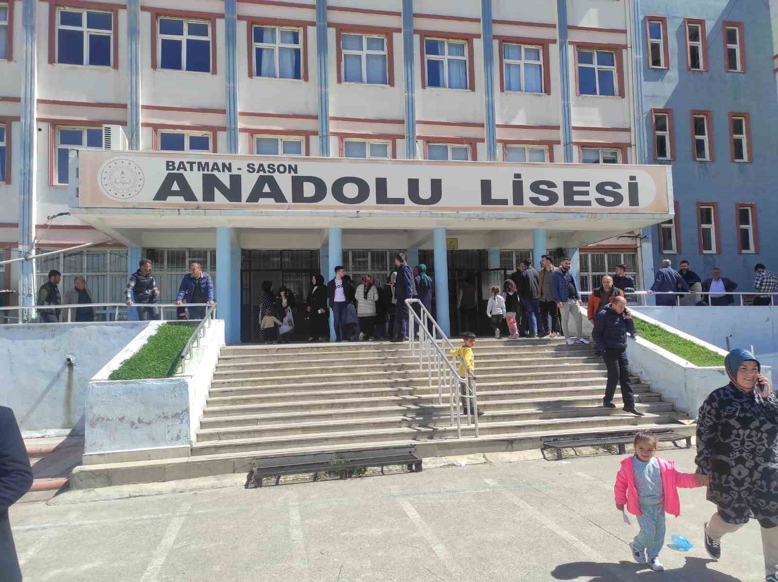 Sason&rsquo;da 111 yaşındaki Cemile nine torunlarının yardımıyla sandığa gitti
