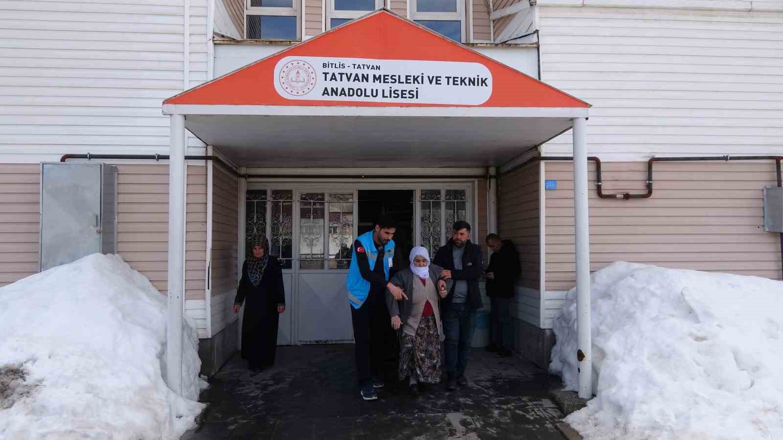 Tatvan&rsquo;da 62 yaşındaki Sakine nine ambulansla oy kullandı
