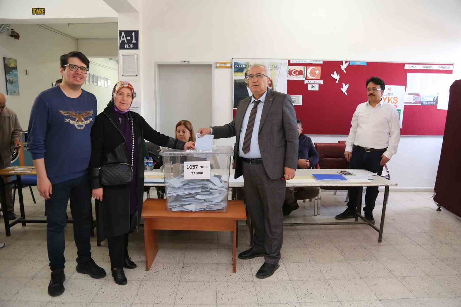 Başkan Arslan oyunu ailesiyle birlikte kullandı