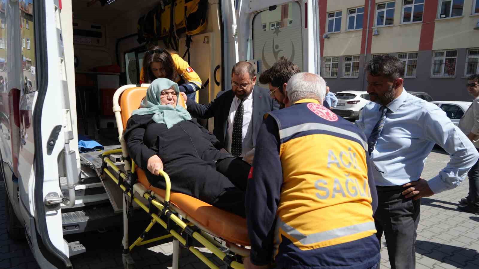 Ambulansla oy kullanacağı okula getirilen kadın: "Devletimizden Allah razı olsun"