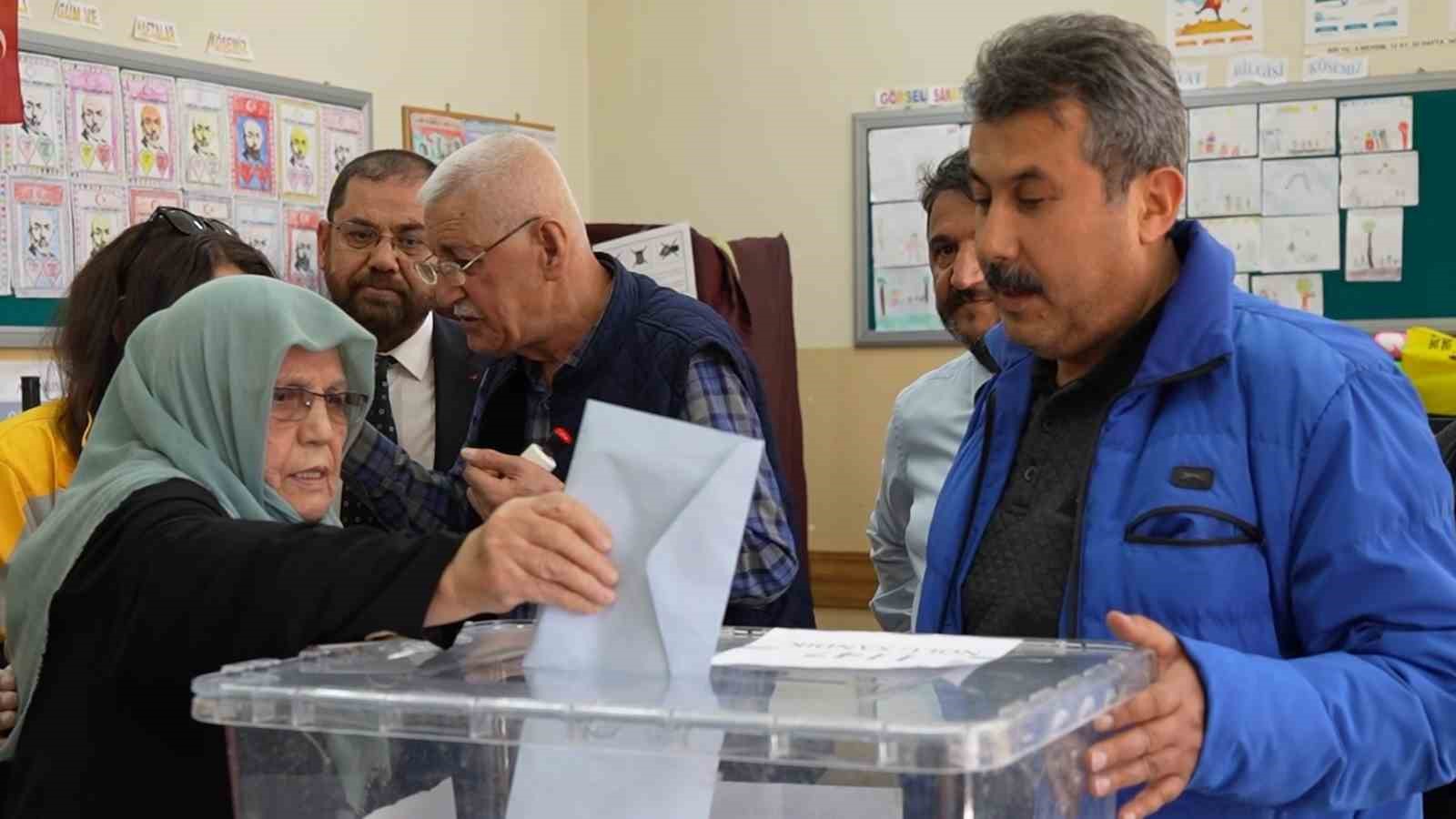 Ambulansla oy kullanacağı okula getirilen kadın: "Devletimizden Allah razı olsun"
