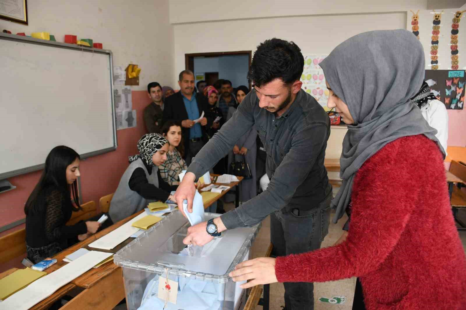 28 muhtar adayının yarıştığı mahallede, 9 yaşındaki Edanur amcası i&ccedil;in oy toplamaya &ccedil;alıştı
