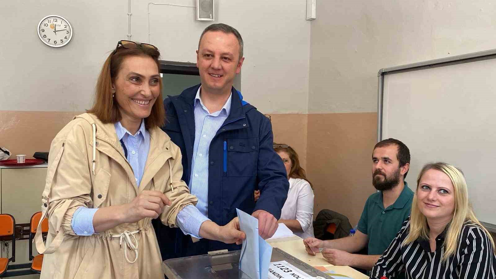 Zonguldak Valisi ve Belediye Başkanı oyunu kullandı
