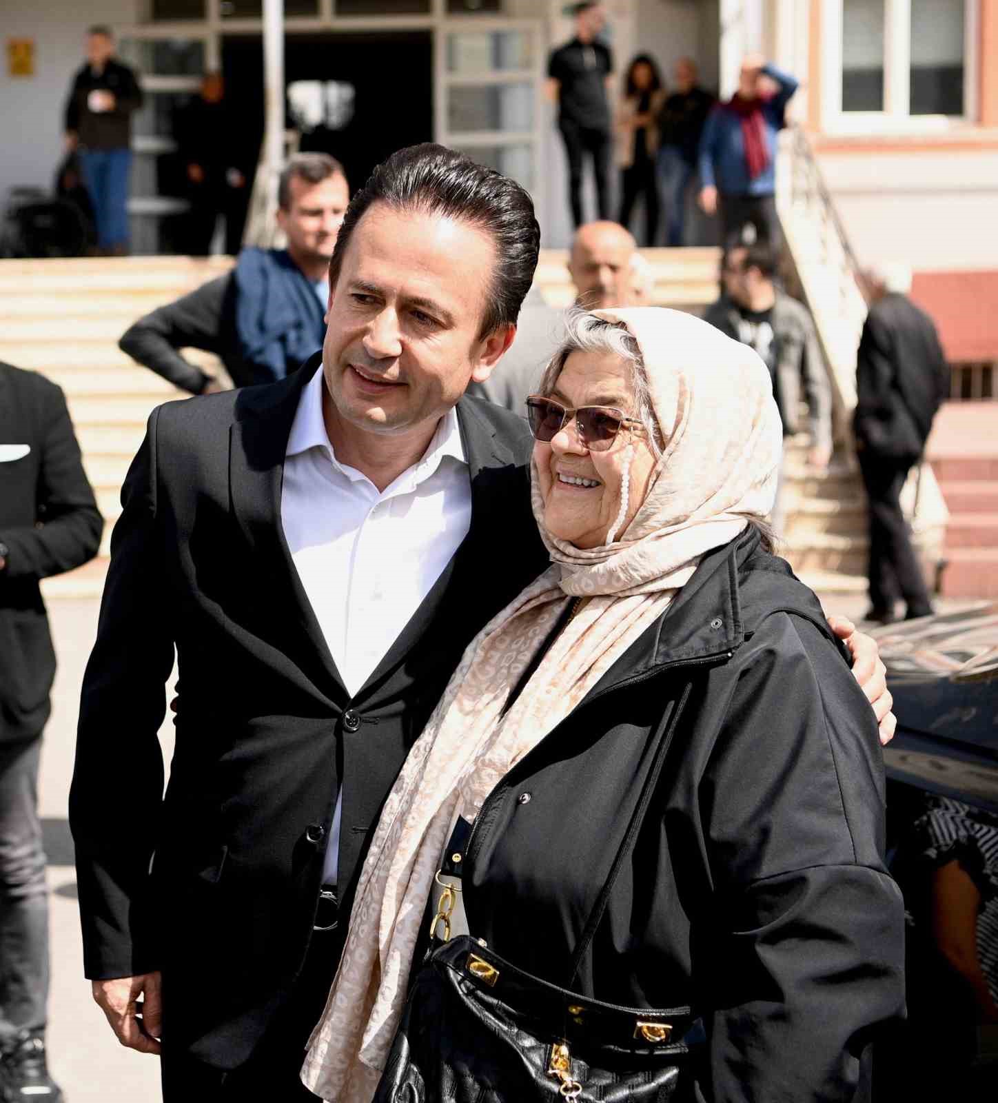 Tuzla Belediye Başkanı Dr. Şadi Yazıcı, oyunu ailesi ile birlikte kullandı
