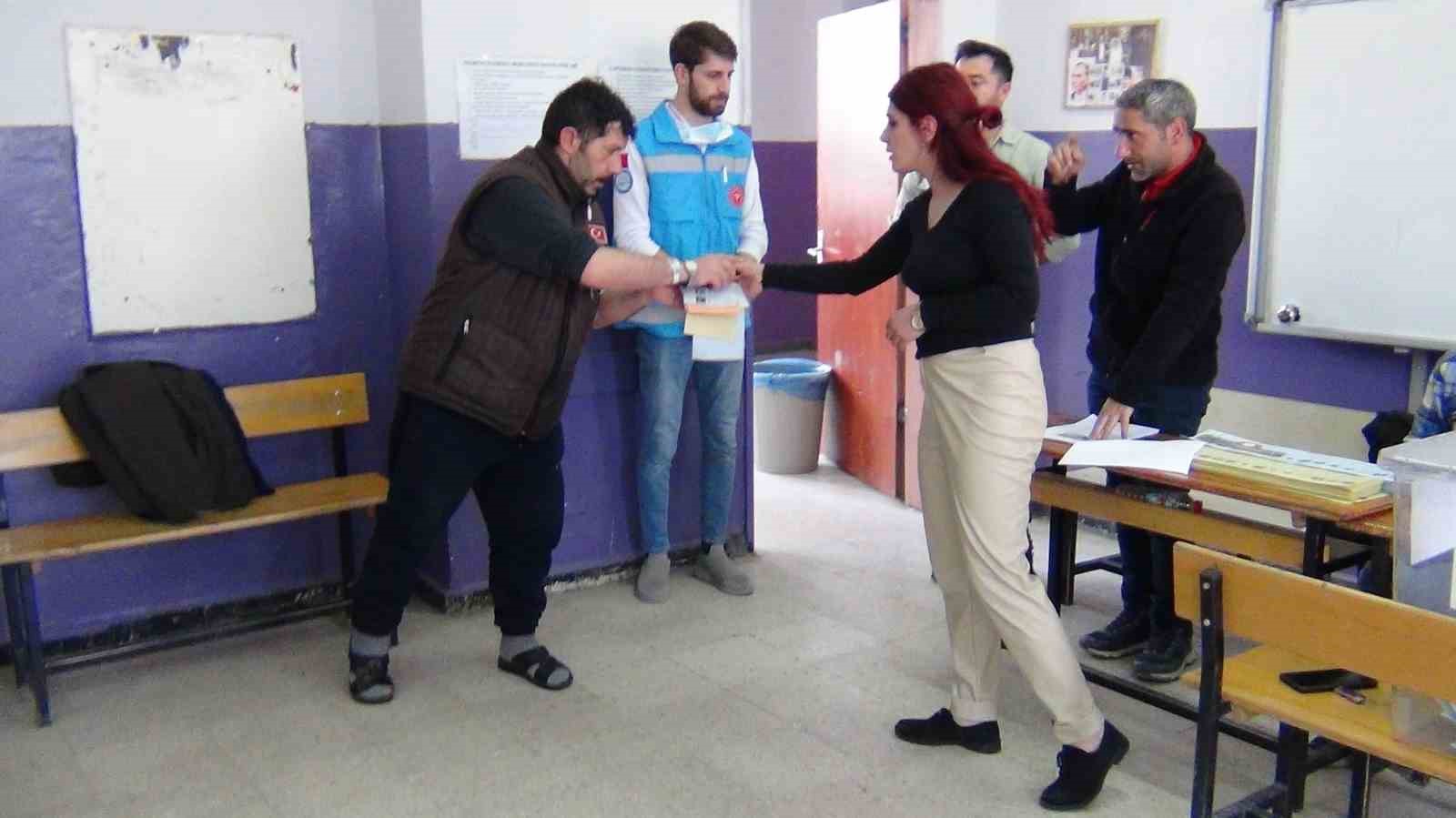 Kars’ta bir vatandaş sedye ile oy kullanmaya geldi