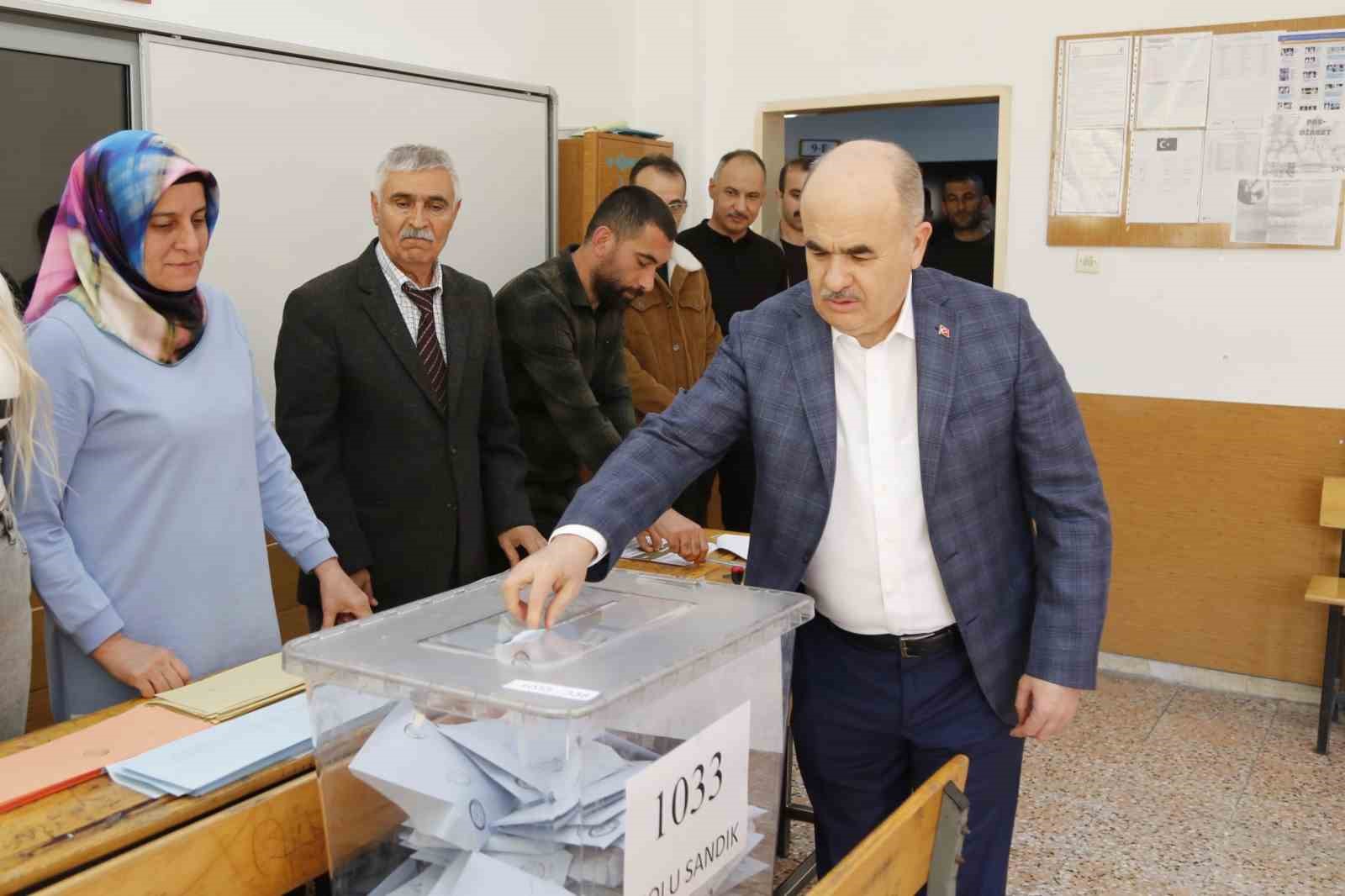 Çorum Valisi Zülkif Dağlı ve eşi Nurgül Dağlı sandık başına gitti