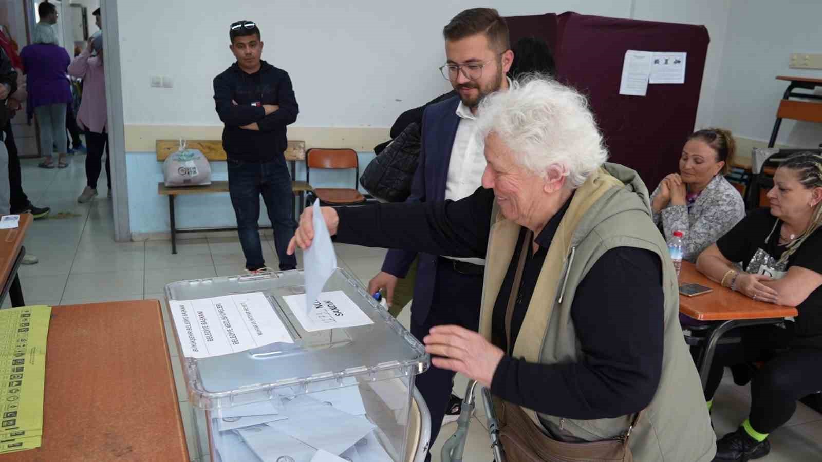 Gen&ccedil;ler yaşlı ve engelli vatandaşların oy kullanması i&ccedil;in yoğun bir şekilde &ccedil;alışıyor

