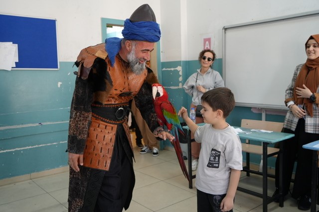 Papağanıyla oy kullanmaya gelen vatandaş ilgi odağı oldu