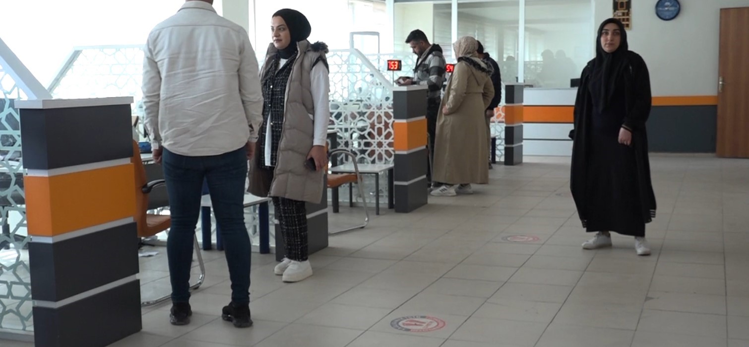 Erciş&rsquo;te kimlik sıkıntısı yaşayan se&ccedil;menler n&uuml;fus m&uuml;d&uuml;rl&uuml;ğ&uuml;ne akın etti
