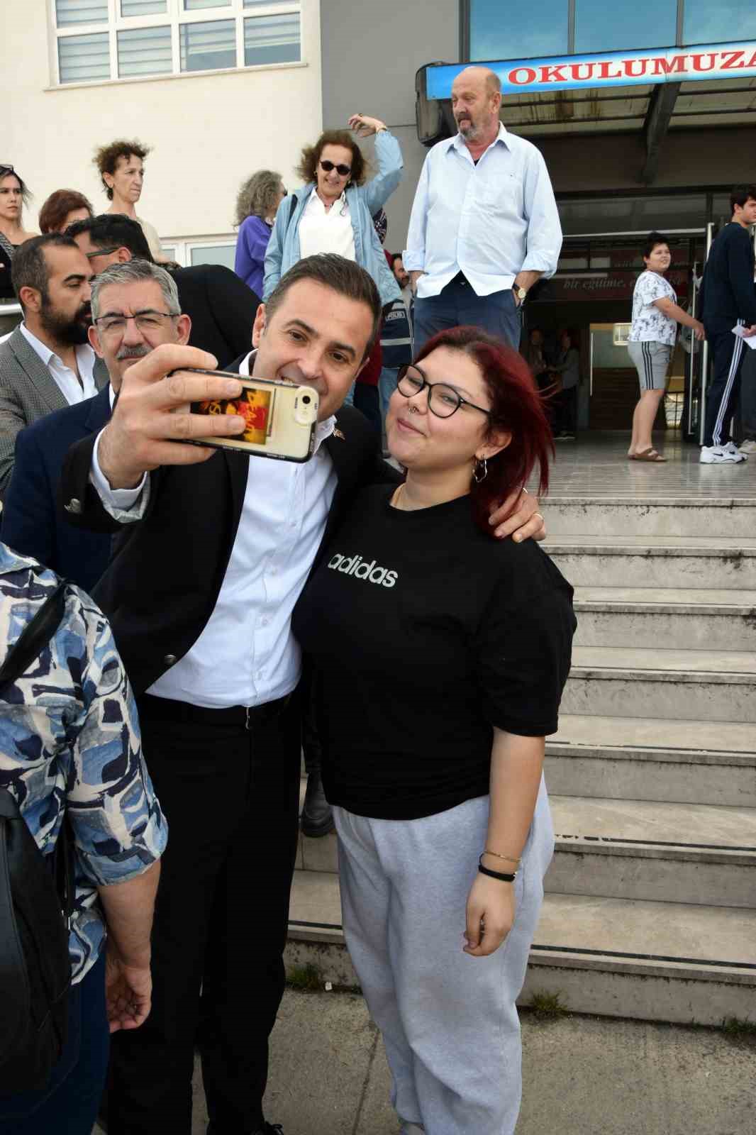 Ahmet Akın sandıkları ziyaret etti
