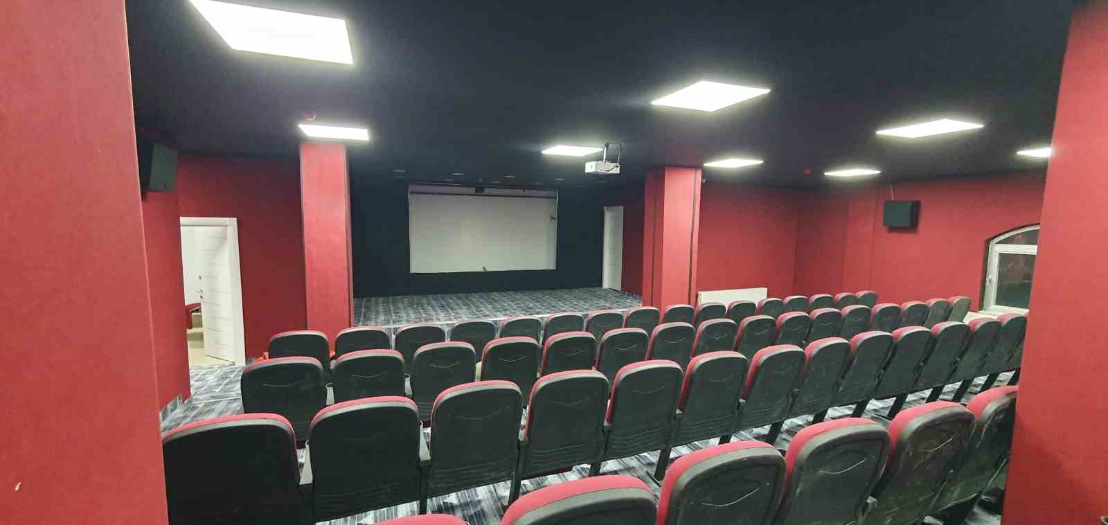Güroymak Belediyesi konferans salonunu sinemaya çevirdi
