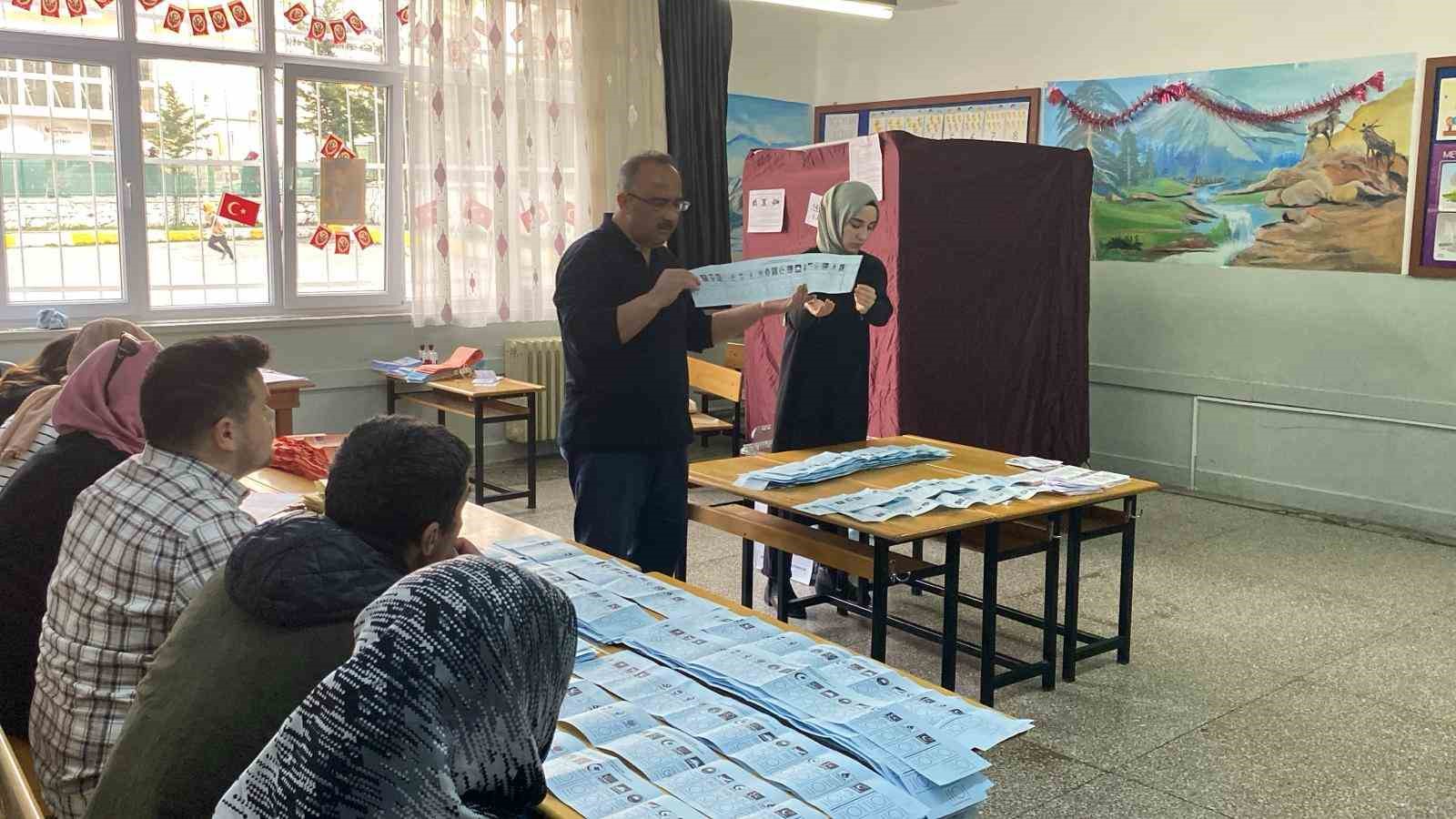 Isparta&rsquo;da oy sayma işlemi devam ediyor
