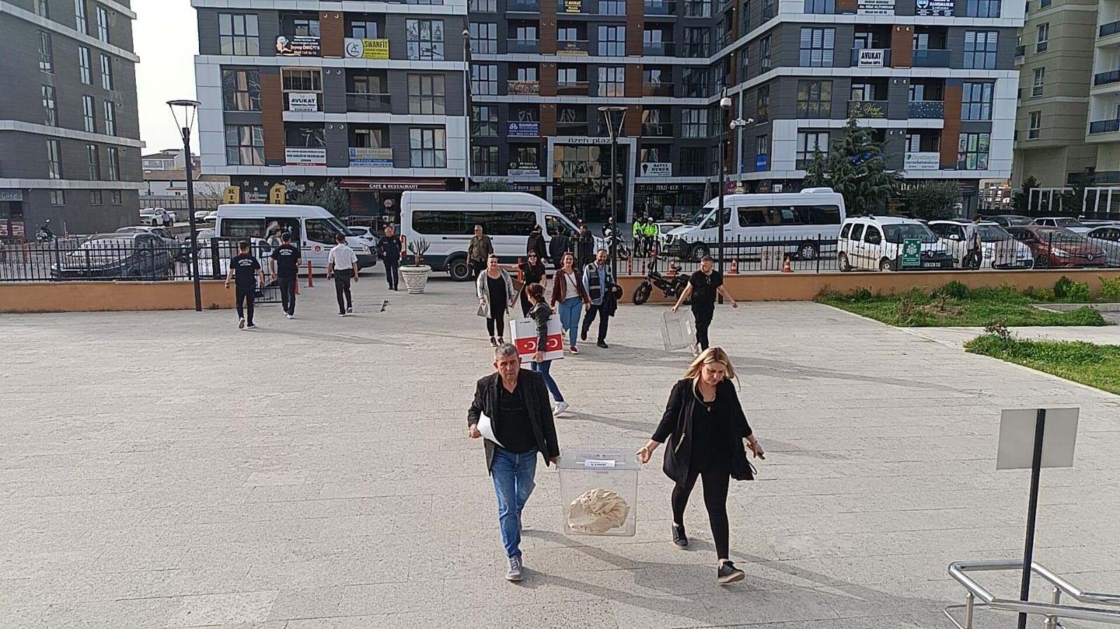 Edirne&rsquo;de oy torbaları adliyeye getirilmeye başlandı

