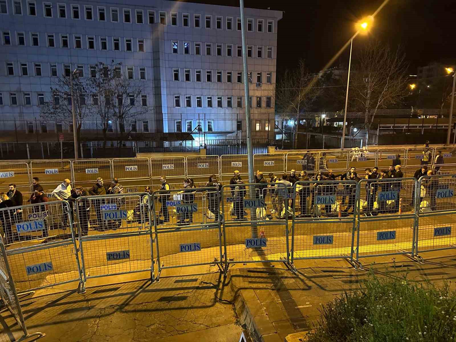 Diyarbakır İl Seçim Kurulu önünde oy torbası kuyruğu