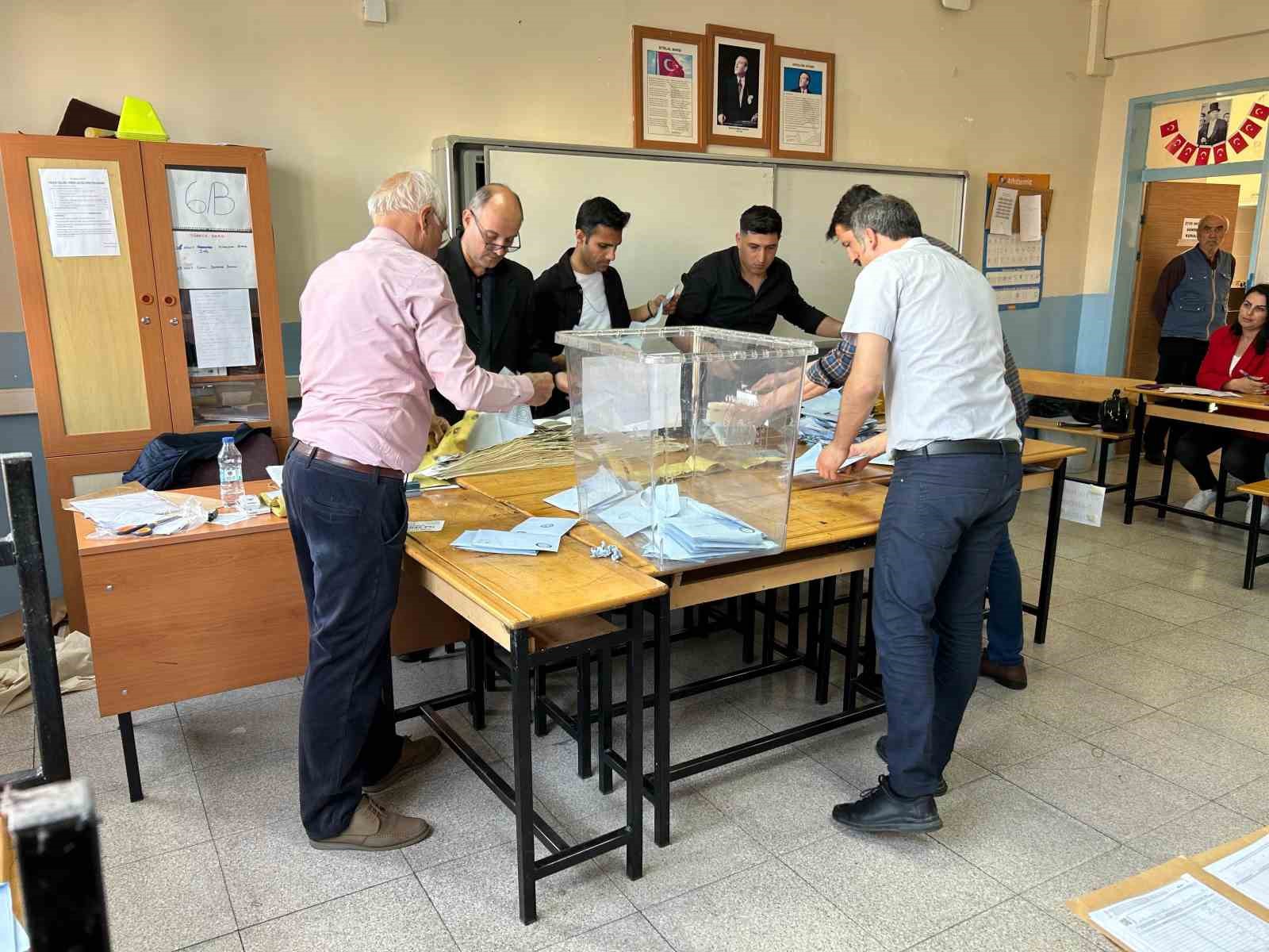 Cemil Tugay oy kullandığı sandıktan 1&rsquo;inci &ccedil;ıktı