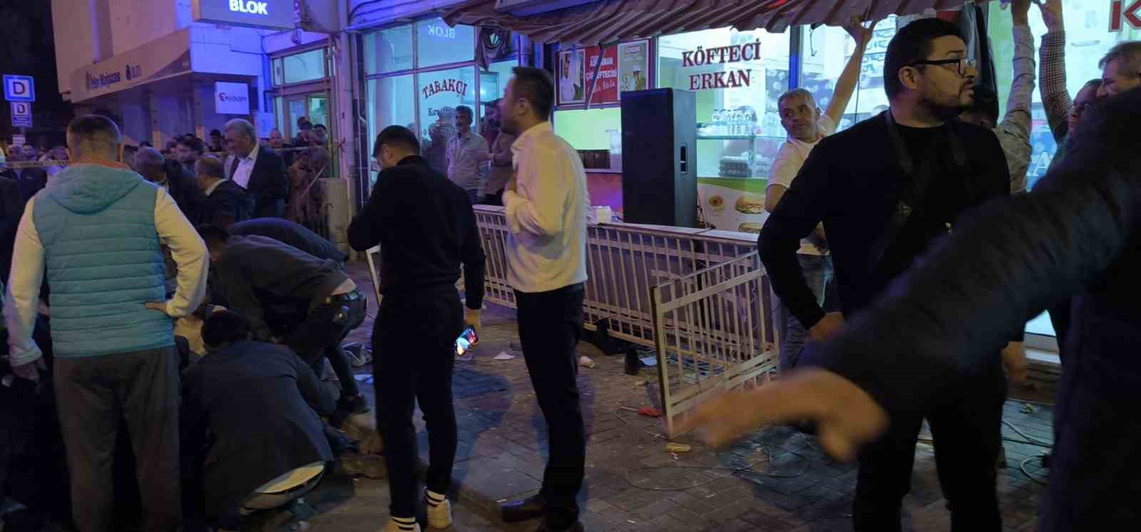 Seçim kutlamaları sırasında parti binasının balkonu çöktü