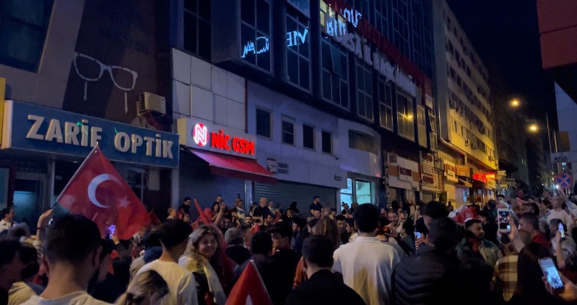 Bursa’da CHP’liler kutlamalara başladı