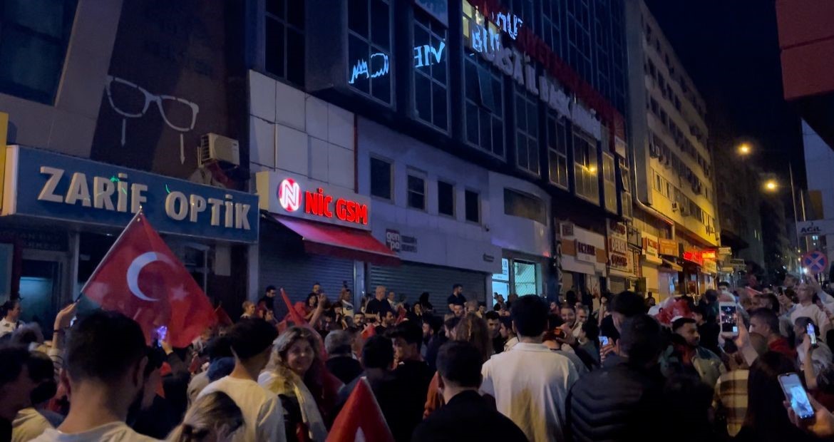 Bursa&rsquo;da CHP&rsquo;liler kutlamalara başladı

