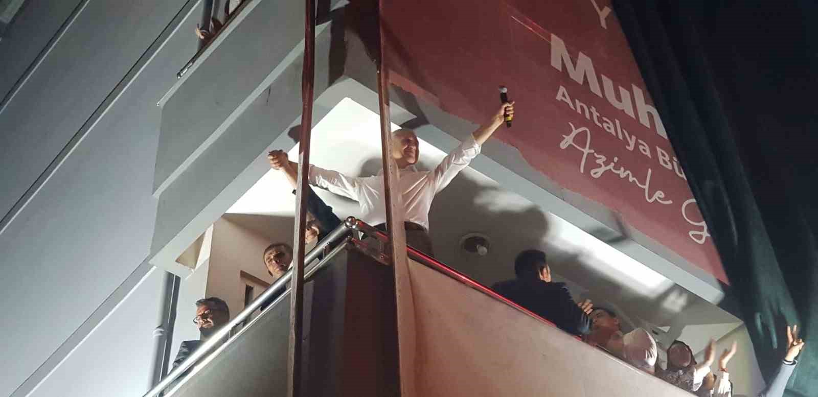 Alanya’da CHP 74 yıl sonra belediye başkanlığını Osman Özçelik ile kazandı