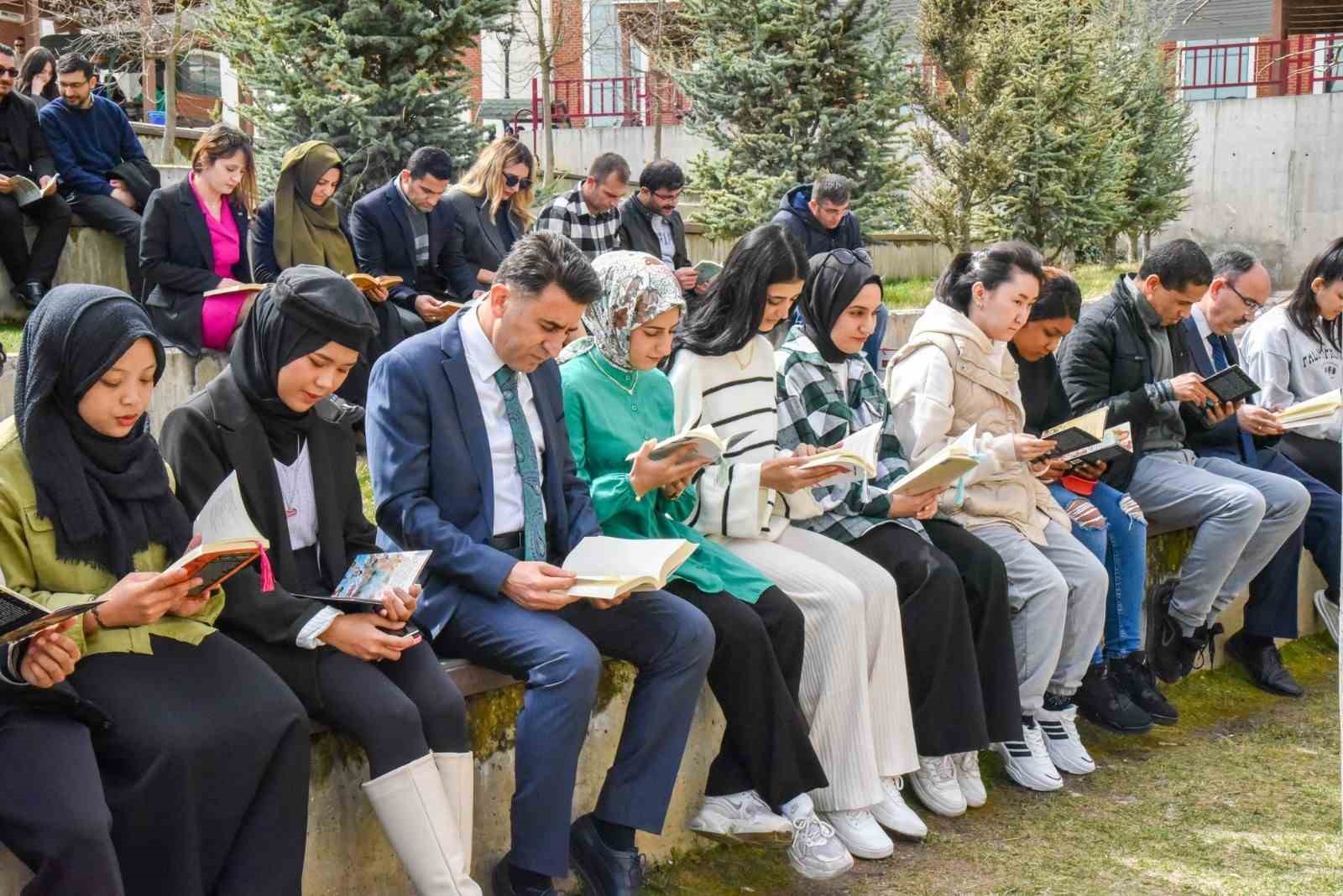 Kampüste kitap okuma etkinliğine öğrencilerden yoğun katılım