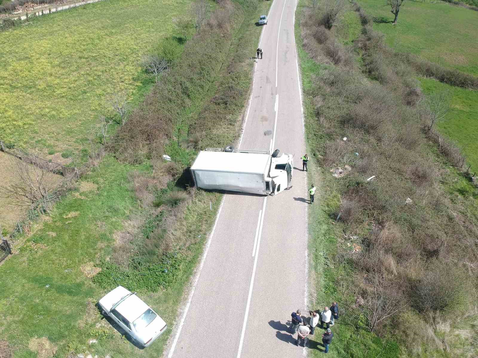 Sinop’ta devrilen kamyonun sürücüsü yaralandı 