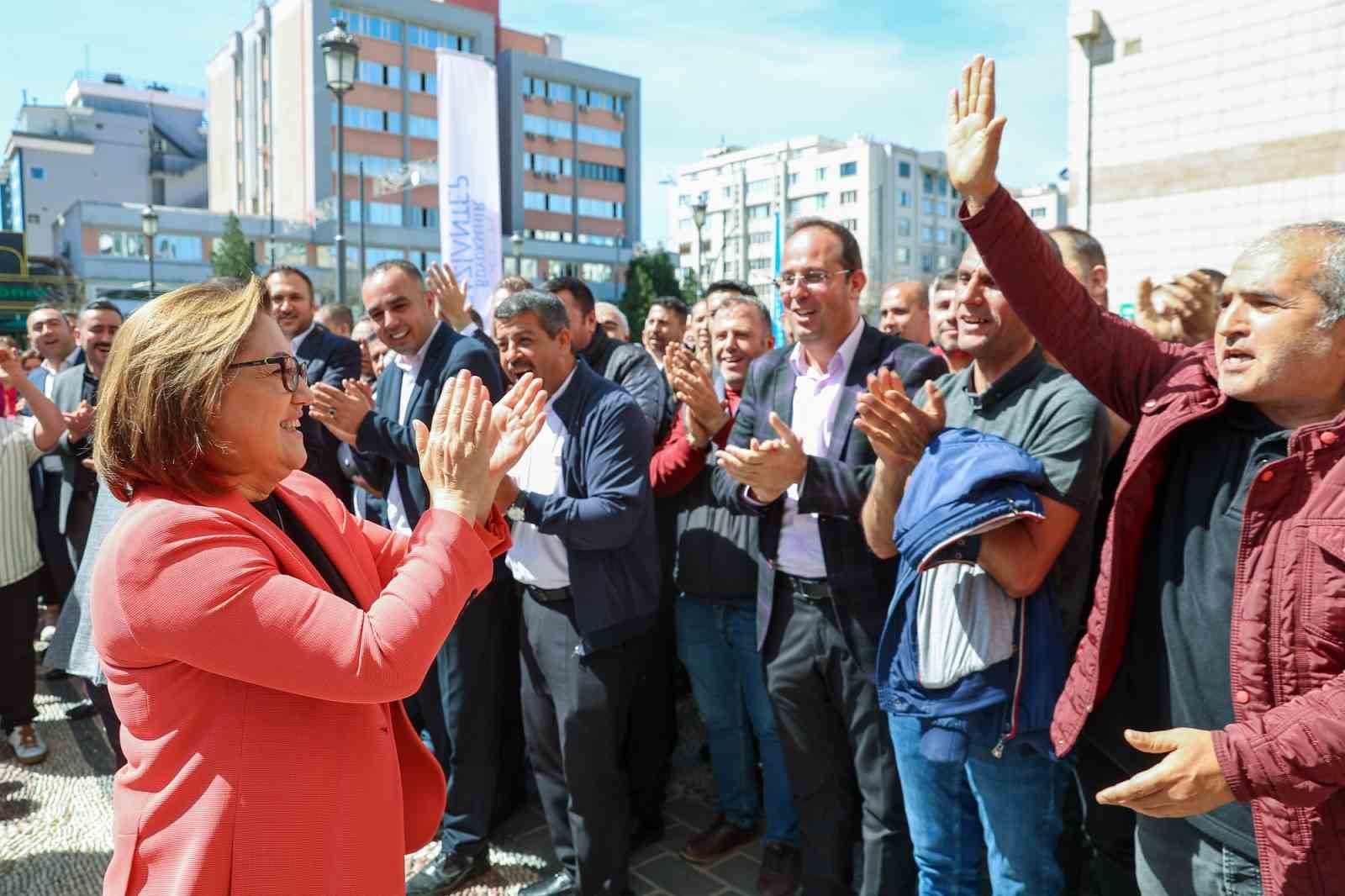 Yeniden seçilen Başkan Fatma Şahin, yeni döneminin ilk gününde coşkuyla karşılandı