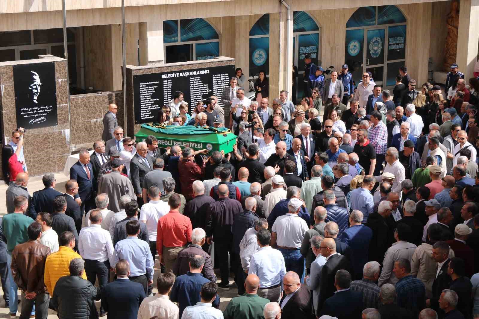 Sandık başında kalp krizi ge&ccedil;irip &ouml;len meclis &uuml;yesi adayı son yolculuğuna uğurlandı
