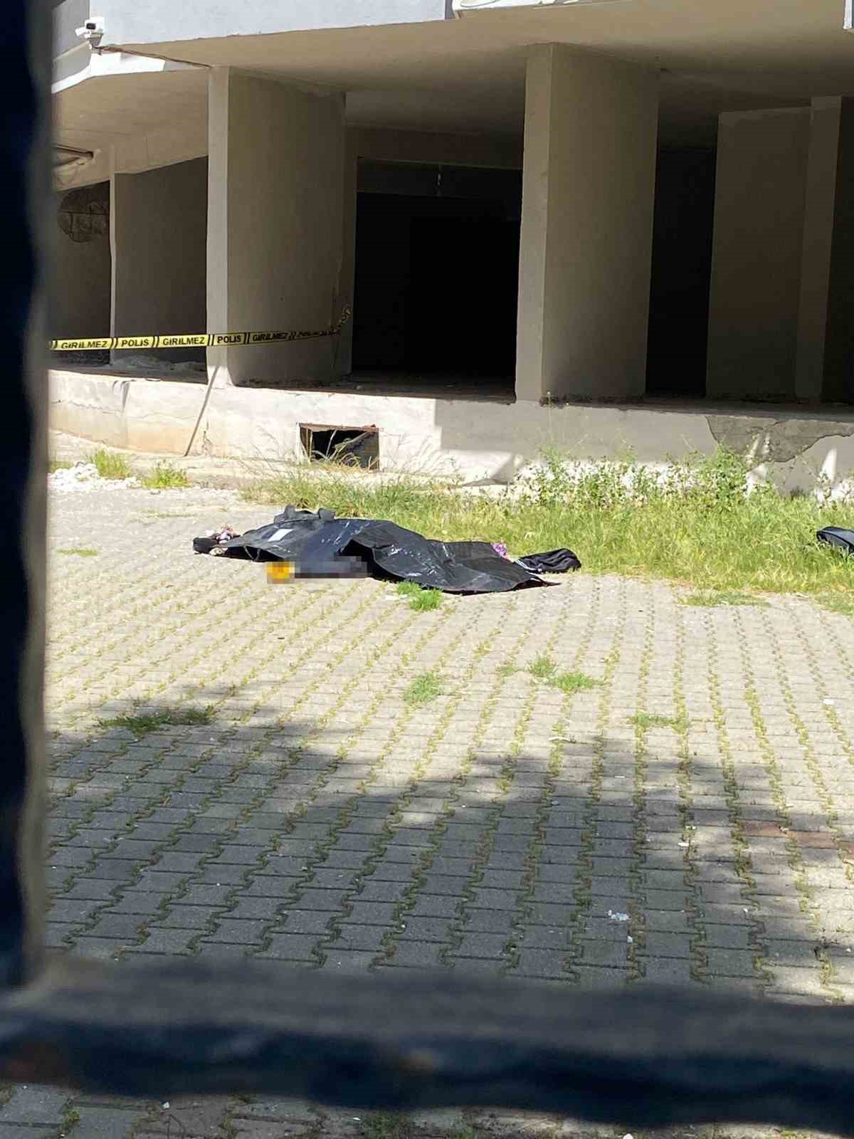 Adana&rsquo;da hasarlı binaya giren hırsız &ccedil;arşafları sarkıtıp inerken d&uuml;şerek &ouml;ld&uuml;
