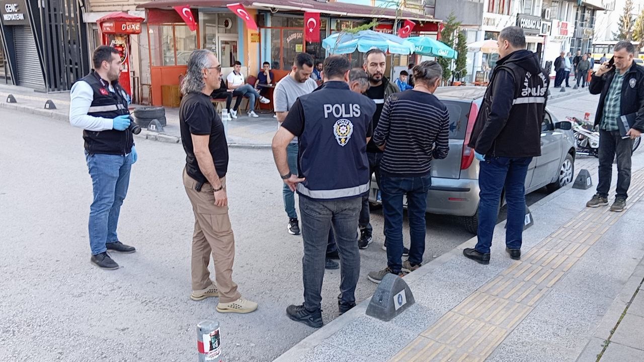 Yürürken husumetlisinin silahlı saldırısına uğradı, yara almadan kurtuldu