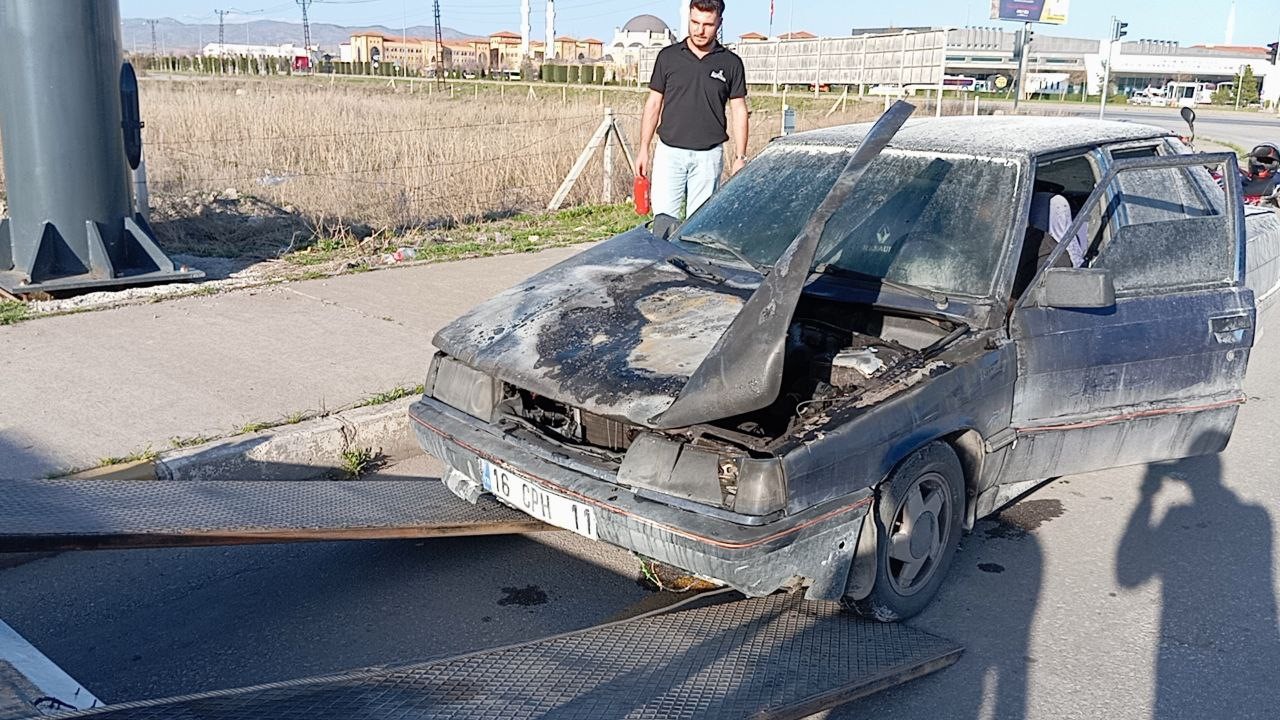 Seyir halindeyken yanan otomobil kullanılmaz hale geldi