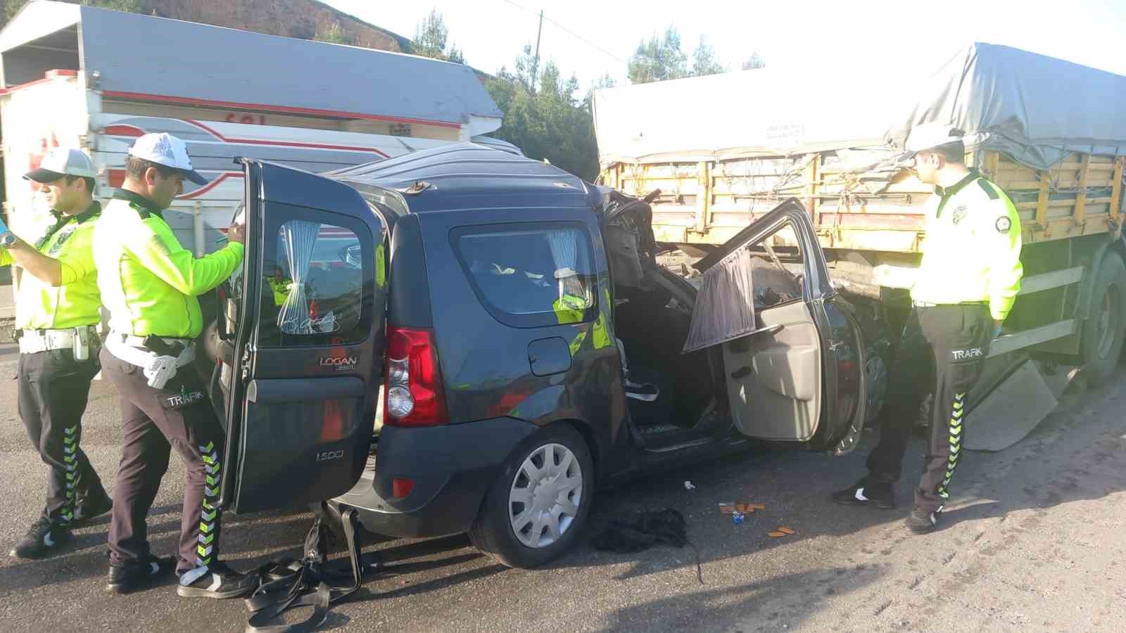 Manisa’da kamyonet tıra arkadan çarptı: 3 ölü, 1 ağır yaralı 
