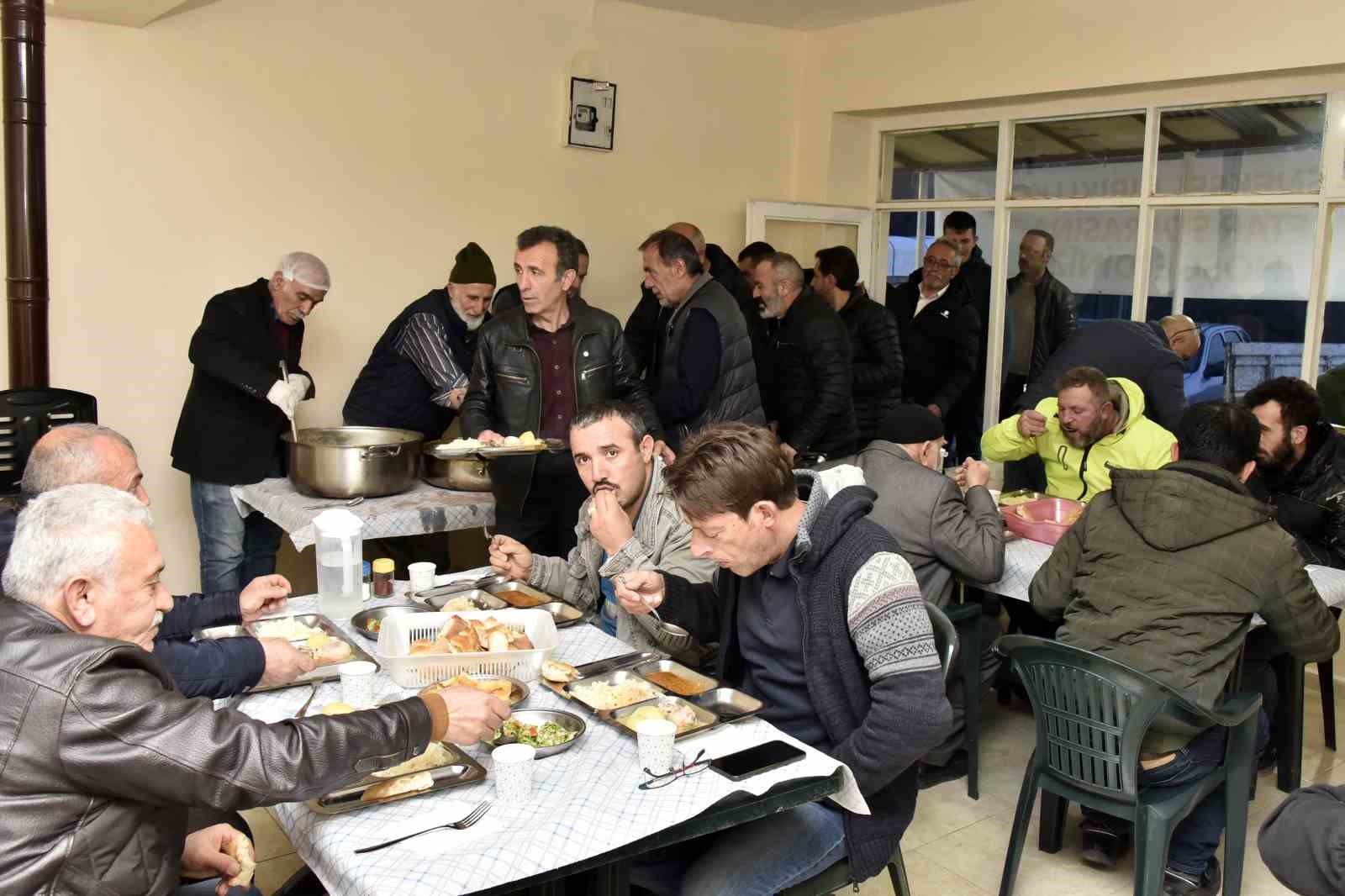 Bu k&ouml;yde 20 yıldır her Ramazan ayında yoldan ge&ccedil;enlere &uuml;cretsiz iftar yemeği veriliyor
