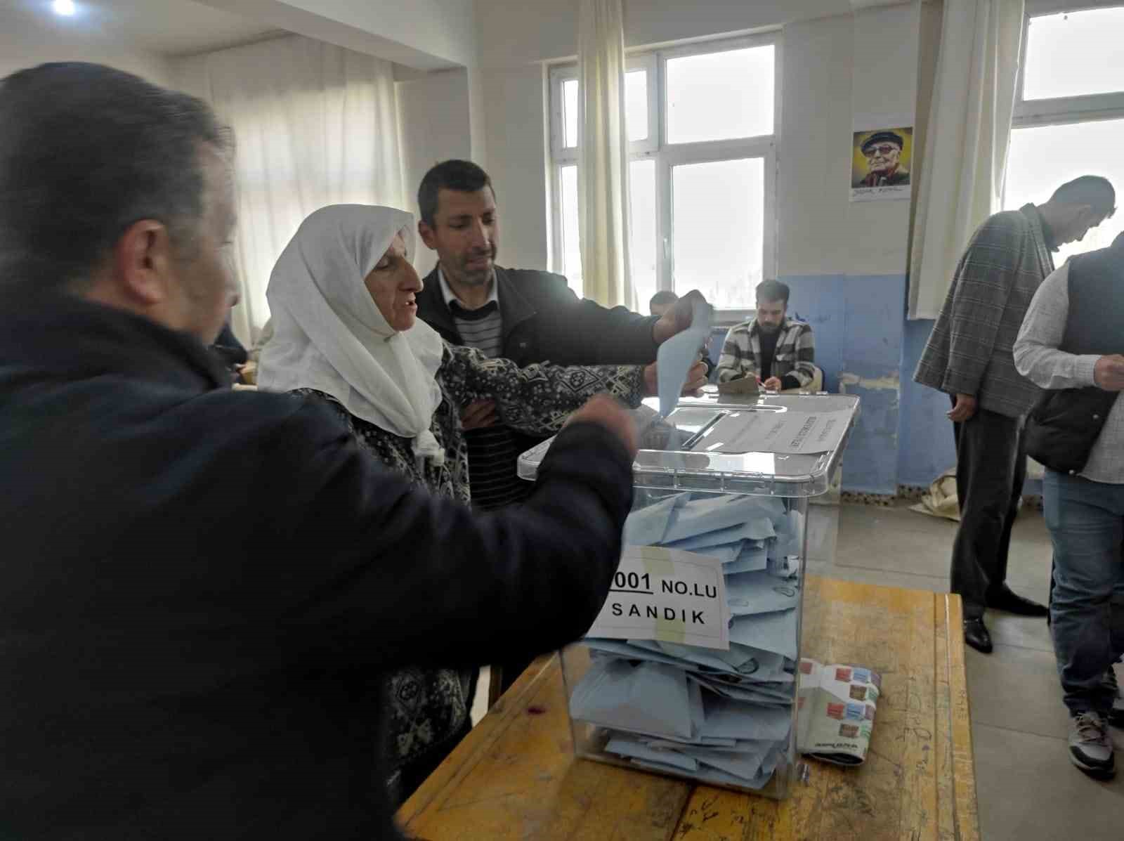 DEM Parti, Batman&rsquo;da 5 il&ccedil;enin t&uuml;m&uuml;nde h&uuml;srana uğradı
