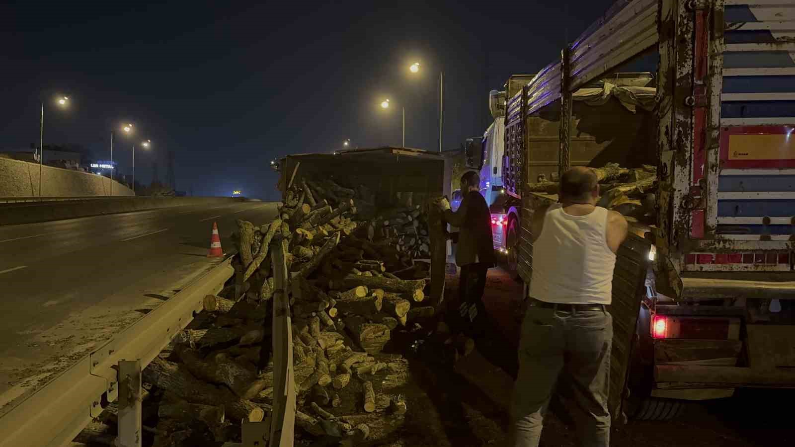 Virajı dönemeyen odun yüklü kamyon devrildi: 1 yaralı
